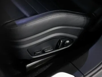 Car image 32