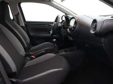 Car image 30