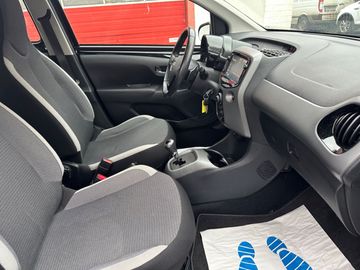 Car image 14