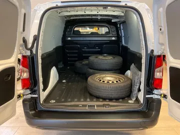 Car image 11