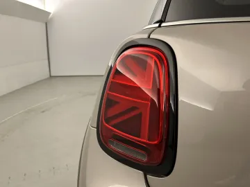 Car image 24