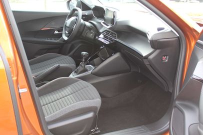 Car image 10