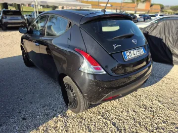 Car image 18