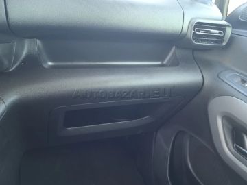 Car image 32