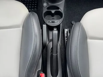 Car image 30
