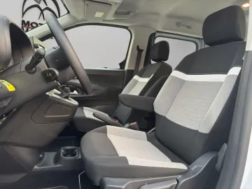 Car image 27