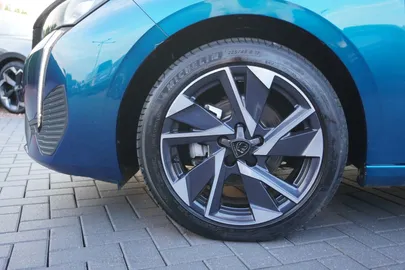 Car image 25