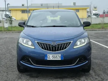 Car image 3