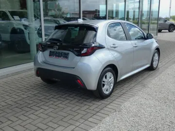 Car image 24