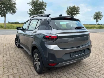Car image 4