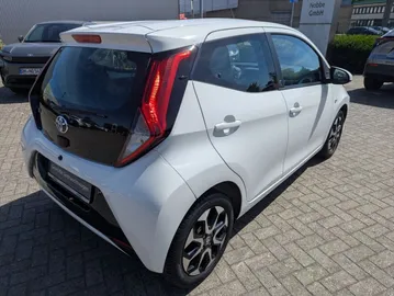 Car image 3