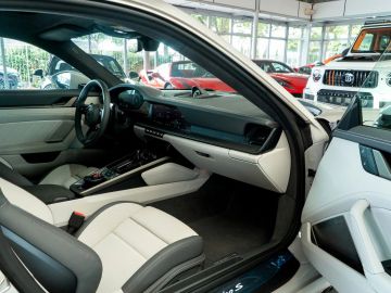Car image 26