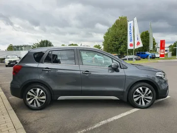 Car image 4