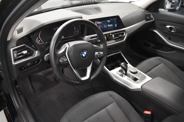 BMW 318i Advantage 115 kW image number 8