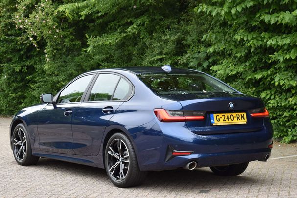 BMW 320i 135 kW image number 26