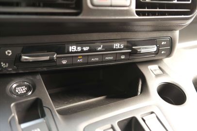 Car image 28