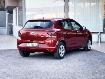 Car image 4