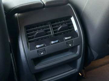 Car image 32