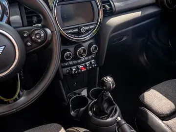 Car image 28