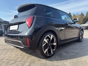Car image 24