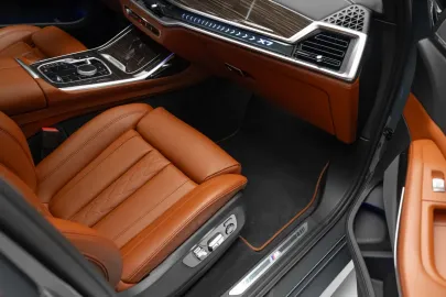 Car image 40