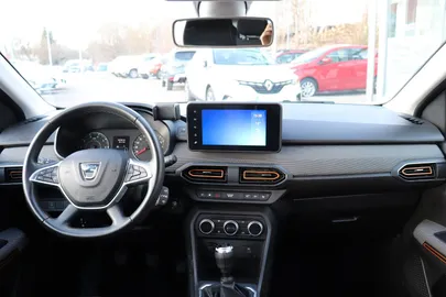 Car image 14
