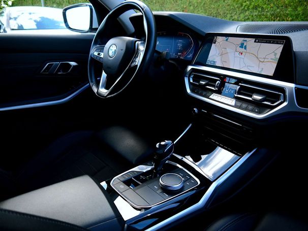 BMW 320i Sport Line 135 kW image number 12