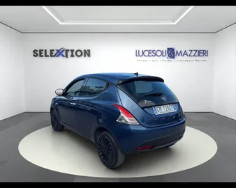 Car image 4